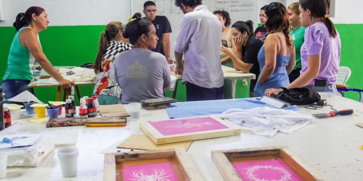 Conclusão dos cursos de Estamparia com Serigrafia e Fotografia de Moda marca avanço na capacitação profissional em Caruaru