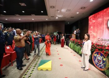 Celebrando maior investimento da história do Corpo de Bombeiros, governadora Raquel Lyra participa de cerimônia de entrega de condecoração da corporação
