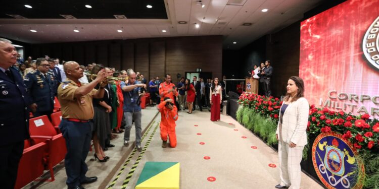 Celebrando maior investimento da história do Corpo de Bombeiros, governadora Raquel Lyra participa de cerimônia de entrega de condecoração da corporação