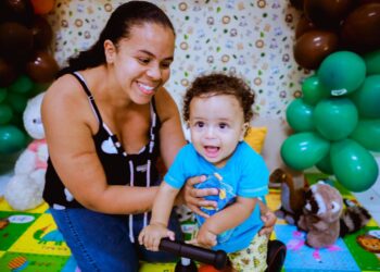 Prefeitura de Caruaru realiza ensaio fotográfico com mães e crianças do Programa Criança Feliz em alusão à Semana do Bebê