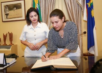 Governadora Raquel Lyra transmite cargo à vice-governadora Priscila Krause para cumprir agenda em Portugal