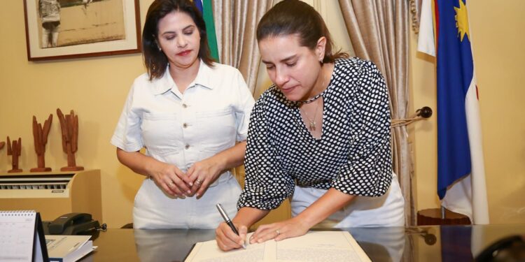 Governadora Raquel Lyra transmite cargo à vice-governadora Priscila Krause para cumprir agenda em Portugal