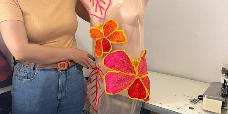 Participante do programa Caruaru Moda Mundo tem vestido divulgado no desfile do Paris Fashion Show