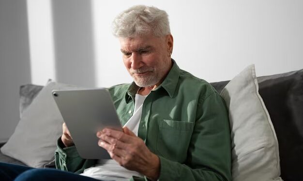 Como os dispositivos de monitoramento ajudam os idosos?