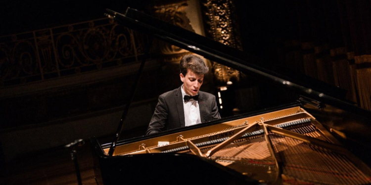 Pianista Luis Felipe Oliveira leva música clássica a cinco cidades de Pernambuco