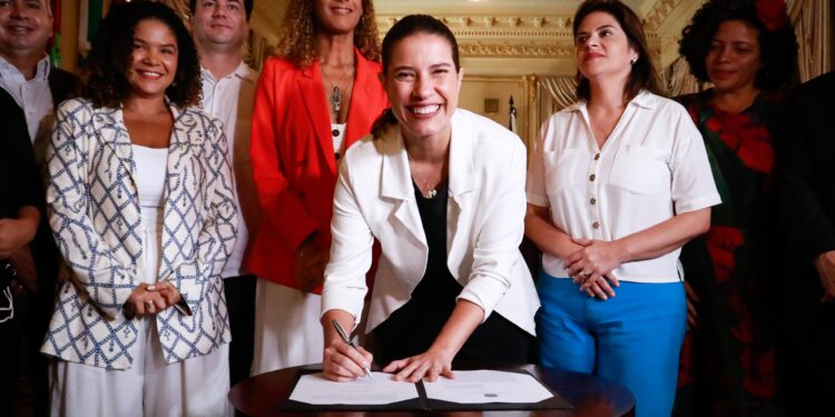 Governadora Raquel Lyra e ministra da Igualdade Racial, Anielle Franco, assinam termo de adesão ao Plano Juventude Negra Viva