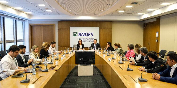No Rio de Janeiro, governadora Raquel Lyra trata de financiamento do BNDES para setores estratégicos do Estado