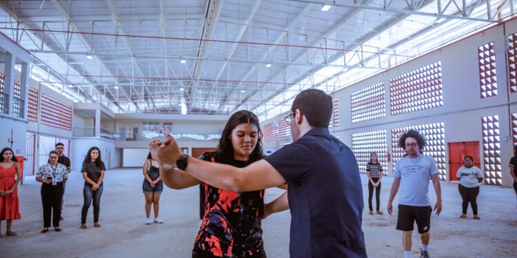Debutantes fazem último ensaio antes do Baile do Projeto Pétalas do Agreste 2024