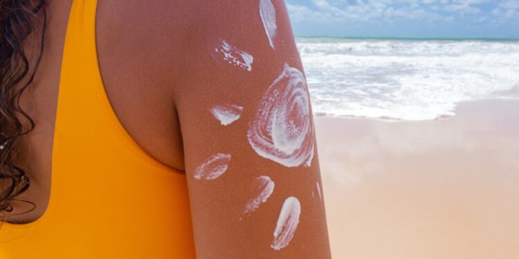 Dezembro Laranja alerta para prevenção do câncer de pele