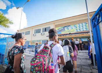 Governadora Raquel Lyra encaminha à Alepe projeto de lei que distribuirá tênis para alunos da rede pública