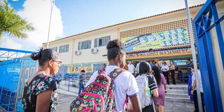 Governadora Raquel Lyra encaminha à Alepe projeto de lei que distribuirá tênis para alunos da rede pública