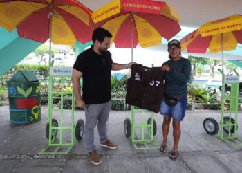 Ambulantes de Caruaru recebem novos equipamentos de trabalho