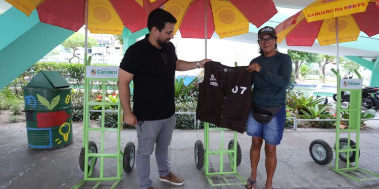 Ambulantes de Caruaru recebem novos equipamentos de trabalho