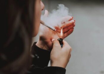Cada cigarro encurta a vida do fumante em 20 minutos, aponta pesquisa internacional
