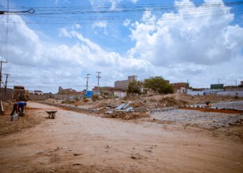 Ruas do Bairro São João da Escócia estão passando por obras de calçamento e drenagem em Caruaru