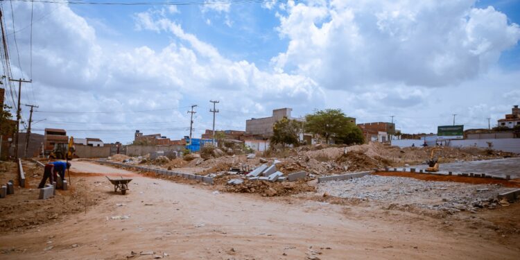 Ruas do Bairro São João da Escócia estão passando por obras de calçamento e drenagem em Caruaru