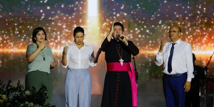 Governadora Raquel Lyra participa da celebração dos 35 anos da Comunidade Obra de Maria na Arena de Pernambuco