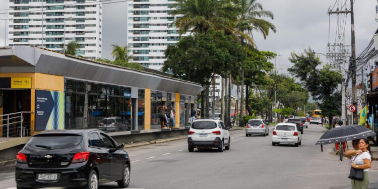 Governo abre licitação para obras de alargamento da Avenida Caxangá, no Recife, no entorno de 13 estações de BRT
