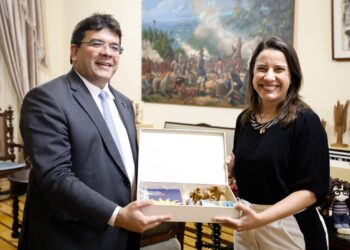 Governadora Raquel Lyra recebe o governador do Piauí, Rafael Fonteles, no Palácio do Campo das Princesas
