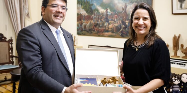 Governadora Raquel Lyra recebe o governador do Piauí, Rafael Fonteles, no Palácio do Campo das Princesas