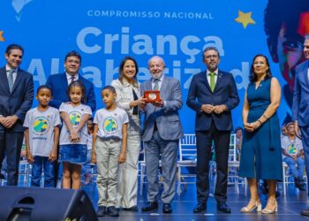 Pernambuco recebe Selo Nacional Compromisso com a Alfabetização na categoria ouro