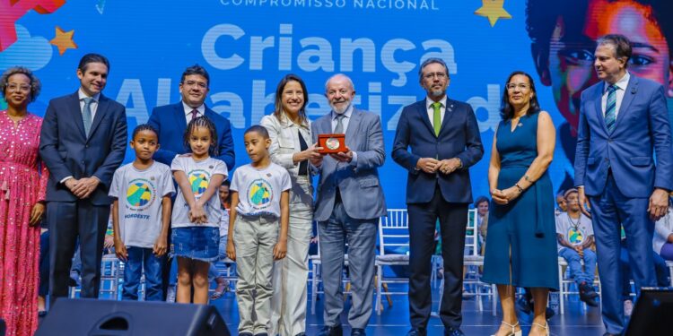 Pernambuco recebe Selo Nacional Compromisso com a Alfabetização na categoria ouro
