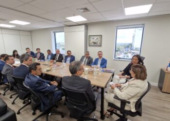 Em Brasília, governadora Raquel Lyra recebe prefeitos e anuncia novos ônibus escolares para os municípios pernambucanos