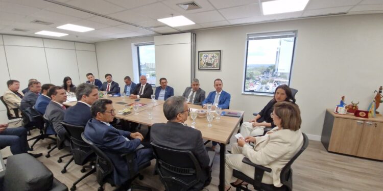 Em Brasília, governadora Raquel Lyra recebe prefeitos e anuncia novos ônibus escolares para os municípios pernambucanos