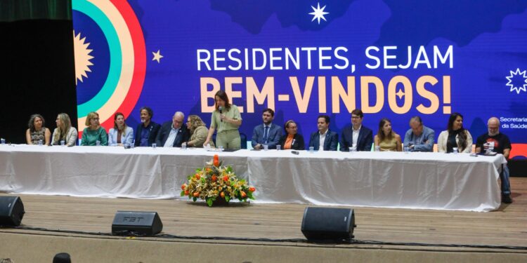 Em Olinda, governadora Raquel Lyra recepciona novos residentes do SUS que vão atuar em Pernambuco