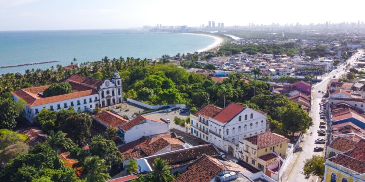 Pernambuco supera média nacional e receita turística cresce 10% em 2024