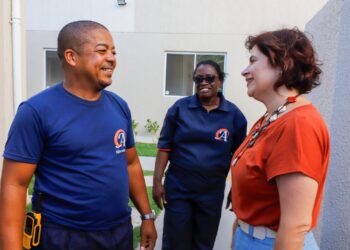 Com quase 10 mil imóveis financiados por meio do Morar Bem PE – Entrada Garantida, governadora em exercício Priscila Krause visita família beneficiada pelo programa no Recife