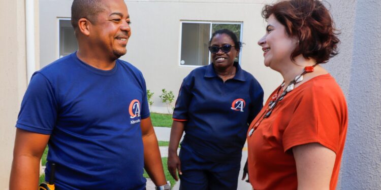 Com quase 10 mil imóveis financiados por meio do Morar Bem PE – Entrada Garantida, governadora em exercício Priscila Krause visita família beneficiada pelo programa no Recife