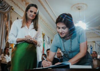 Governadora em exercício Priscila Krause empossa Ivete Lacerda como secretária de Esportes