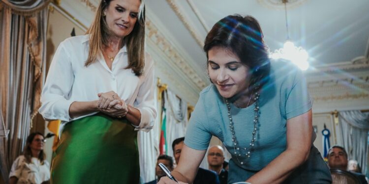 Governadora em exercício Priscila Krause empossa Ivete Lacerda como secretária de Esportes