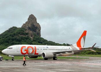 Aeronave com identidade visual do Governo de Pernambuco pousa em Fernando de Noronha