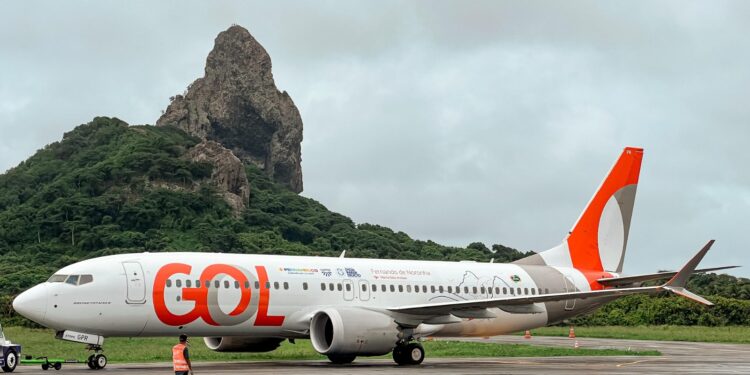 Aeronave com identidade visual do Governo de Pernambuco pousa em Fernando de Noronha