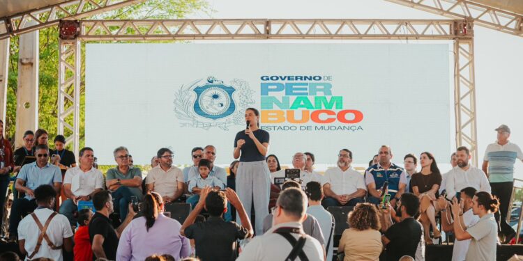 Em Riacho das Almas, governadora Raquel Lyra entrega sistemas de água, assina ordem de serviço para o projeto de duplicação da PE-095 e inaugura obras de infraestrutura urbana