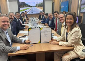 Em Brasília, governadora Raquel Lyra e o ministro Renan Filho assinam ordem de serviço para importante revitalização da BR-232