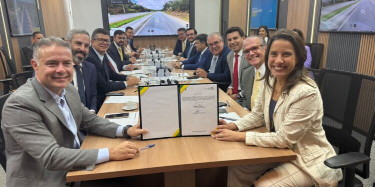 Em Brasília, governadora Raquel Lyra e o ministro Renan Filho assinam ordem de serviço para importante revitalização da BR-232