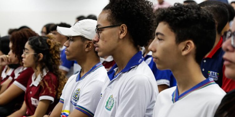 Governo de Pernambuco lança edital de R$ 2,7 milhões para incentivar estudantes à inovação e ao empreendedorismo criativo