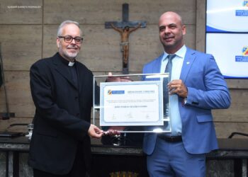 Anderson Correia entrega Título de Cidadão Caruaruense ao padre João Paulo, conhecido pelo trabalho com os animais