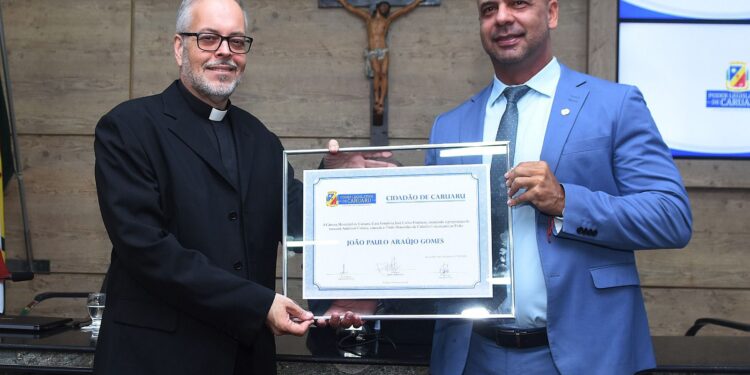 Anderson Correia entrega Título de Cidadão Caruaruense ao padre João Paulo, conhecido pelo trabalho com os animais