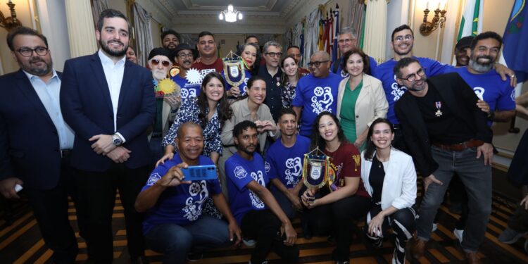 Governo de Pernambuco entrega Medalha Guararapes aos diretores Kleber Mendonça Filho e Gabriel Mascaro