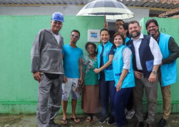 Morar Bem PE: governadora Raquel Lyra entrega 293 títulos de regularização e 18 casas reformadas na Comunidade Roda de Fogo, no Recife