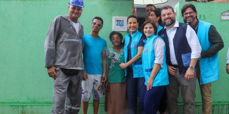 Morar Bem PE: governadora Raquel Lyra entrega 293 títulos de regularização e 18 casas reformadas na Comunidade Roda de Fogo, no Recife