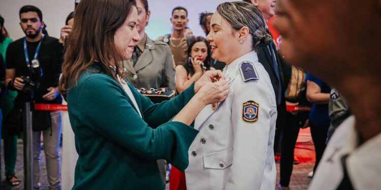 Com entrega de medalhas comemorativas e desfile da tropa, governadora Raquel Lyra comanda cerimônia de 200 anos da Polícia Militar de Pernambuco e destaca investimentos na segurança publica