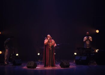 Pernambucana Riáh leva a força do disco Retinta à Europa em turnê internacional