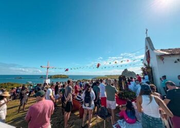 Noronha tem encerramento do ciclo junino marcado por barqueata e a volta do Arraiá das Madeiras