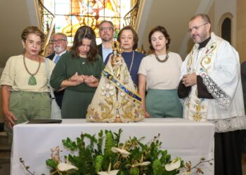 Em momento de fé e devoção, governadora Raquel Lyra recebe imagem de Nossa Senhora de Nazaré no Palácio do Campo das Princesas