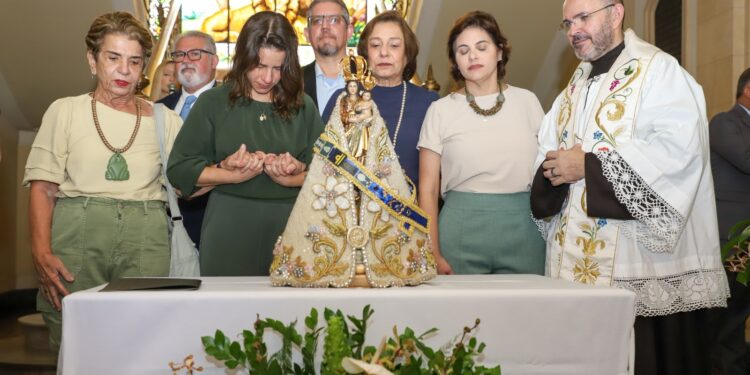 Em momento de fé e devoção, governadora Raquel Lyra recebe imagem de Nossa Senhora de Nazaré no Palácio do Campo das Princesas